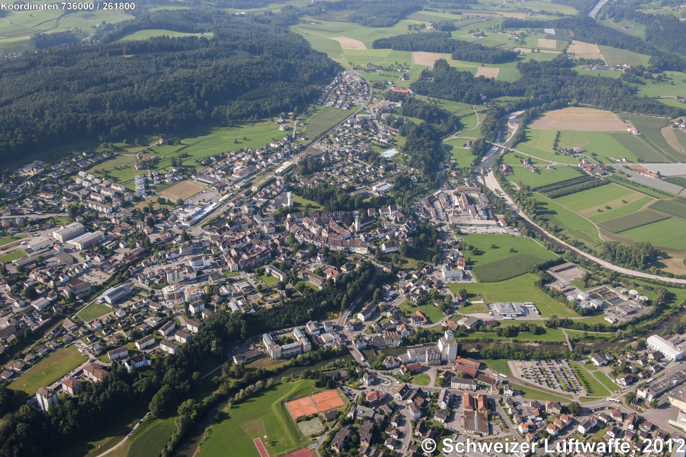 Bischofszell, Blick Richtung S Unten im Bild: Sitterdorf; im Zentrum: Altstadt; links im Bild: evangel. Johanneskirche; Bahnhof